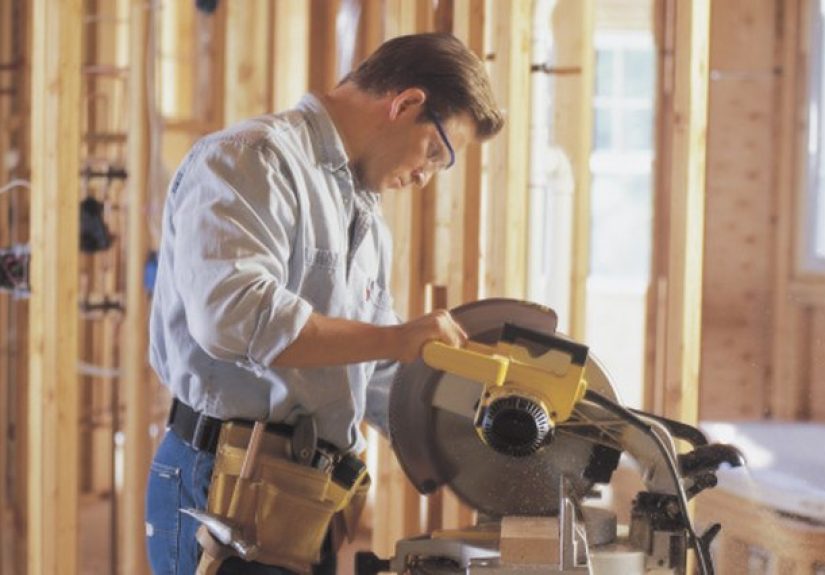 How to Cut a 45-Degree Angle With a Compound Miter Saw