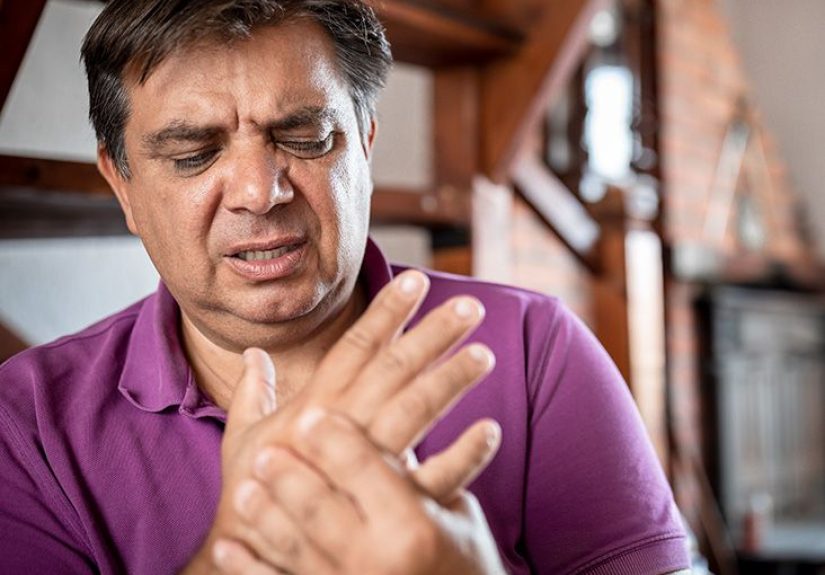 Broken knuckle: Symptoms, diagnosis, and when to see a doctor
