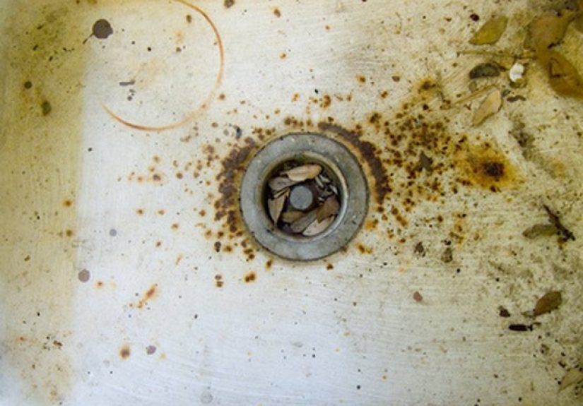How Do I Repair a Farmhouse Kitchen Sink?