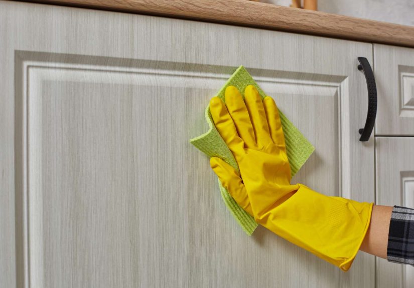 How to Remove Grease From Kitchen Cabinets: 4 Easy Ways