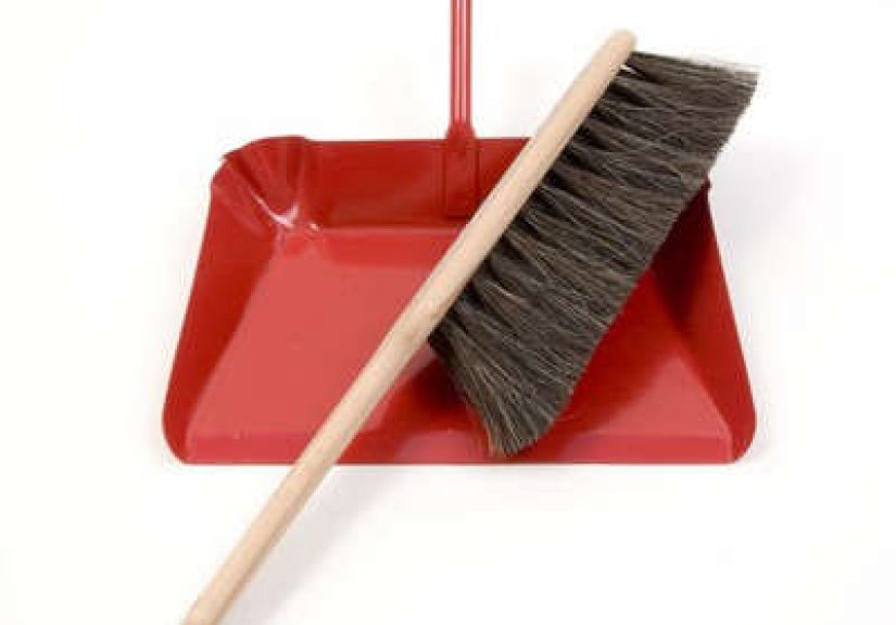 Iris Hantverk Red Dustpan and Broom