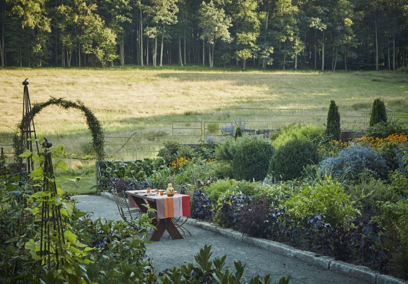 Meanwhile, On Gardenista: Stay Awhile